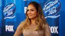 Penyanyi seksi Jennifer Lopez berpose ketika menghadiri final American Idol di Hollywood, California, Kamis (7/4/2016). Wanita yang terkenal dengan nama J-Lo itu hadir untuk menjadi juri. (REUTERS/Mario Anzuoni)