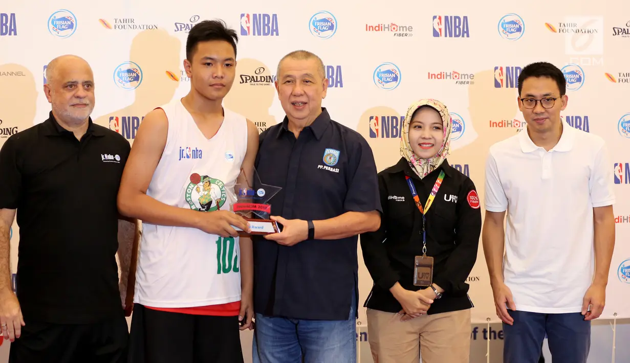 Ketua Umum Perbasi, Danny Kosasi (ketiga kanan) memberikan penghargaan kepada pemain Jr NBA Indonesia pada puncak acara National Training Camp di Pluit Village Mall, Jakarta, Minggu (29/7). (Liputan6.com/Fery Pradolo)