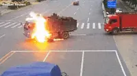 Mengerikan, Sepeda Motor Meledak dan Terbakar Usai Hantam Truk