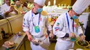 Sejumlah kontestan memasak dalam kompetisi keterampilan kuliner Sichuan yang diselenggarakan oleh Federasi Industri Katering China Sedunia di Meishan, Provinsi Sichuan, China barat daya (16/11/2020). (Xinhua/Jiang Hongjing)
