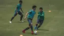 Pemain Timnas indonesia, Gavin Kwan Adsit, berusaha melewati Egy Maulana, saat latihan di Lapangan ABC Senayan, Jakarta, Senin (15/1/2018). Pemusatan latihan ini dilakukan jelang Asian Games 2018. (Bola.com/Vitalis Yogi Trisna)