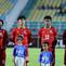 Pandu Aryo Wicaksono (tengah kiri), Peres Awkila Tjoe (tengah kanan), dan sejumlah pemain Timnas Indonesia U-17 menyanyikan lagu kebangsaan Indonesia Raya dalam laga Grup A Piala AFF U-17 2026 melawan Vietnam di Stadion Gelora Delta Sidoarjo, Sidoarjo, Jawa Timur, Minggu (19/04/2026). (Bola.com/M Iqbal Ichsan)