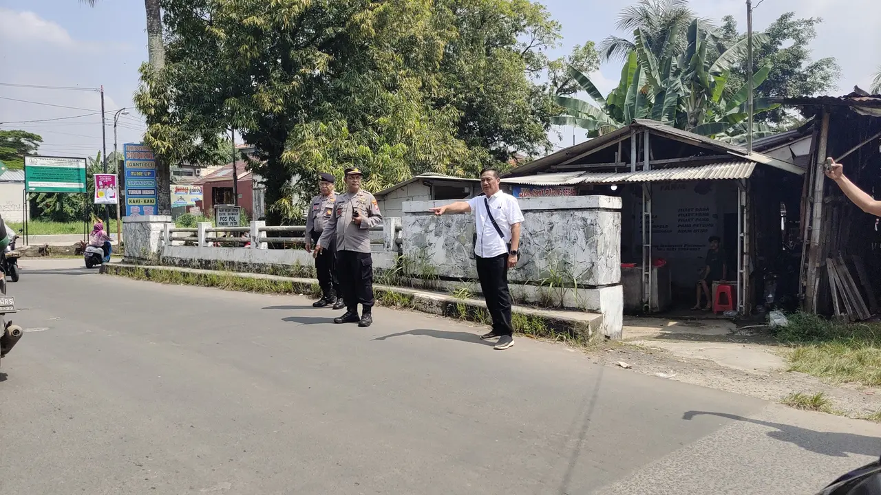 Polsek Bojongsari mengecek lokasi kejadian pembegalan di Jalan Raya Pondok Petir, Kecamatan Bojongsari.