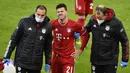 Bek Bayern Munich, Lucas Hernandez (tengah), meninggalkan lapangan akibat cedera dalam laga lanjutan Liga Jerman pekan ke-8 melawan Werder Bremen di Allianz Arena, Sabtu (21/11/2020). Bayern bermain imbang 1-1 dengan Werder Bremen. (AFP/Lukas Barth/Pool)