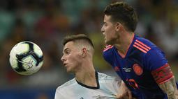Gelandang Kolombia, James Rodriguez, berebut bola dengan gelandang Argentina, Giovani Lo Celso, pada laga Copa America 2019 di Stadion Fonte Nova, Salvador, (Sabtu (15/6). Argentina kalah 0-2 dari Kolombia. (AFP/Juan Mabromata)
