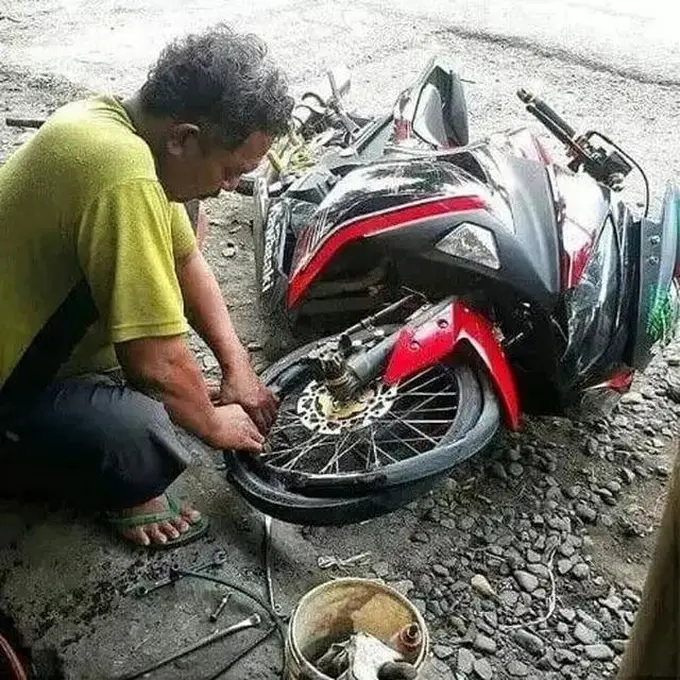 10 Momen di Luar Nalar saat Perbaiki Motor Rusak, Benarbenar Bikin