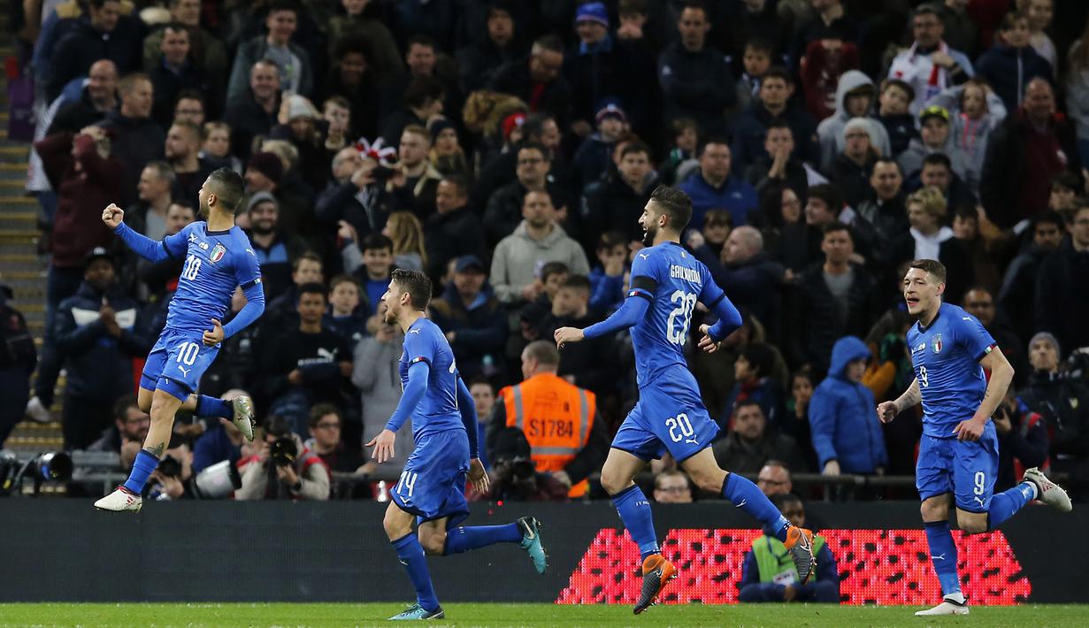 Lorenzo Insigne (kiri) merayakan gol ke gawang Inggris pada laga uji coba di Wembley Stadium, London, (27/3/2018). Italia tahan imbang Inggris 1-1. (AP/Alastair Grant)