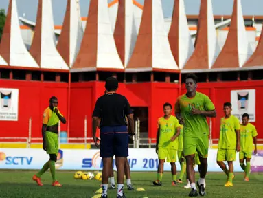 Jelang laga perdana di SCM Cup 2015, Persebaya Surabaya menggelar sesi latihan di Stadion H Agus Salim, Padang, Jumat (16/1/2015). (Liputan6.com/Johan Tallo)