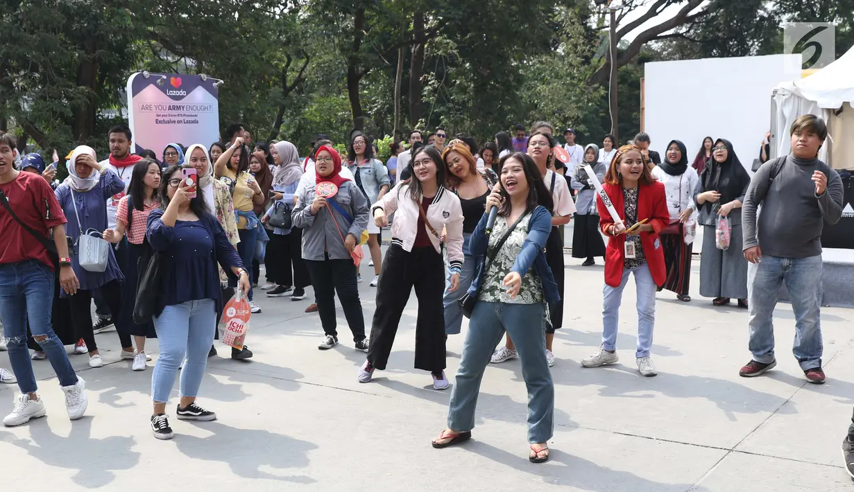 Pengunjung bernyanyi bersama di salah satu panggung digelaran ON/OFF Festival di Istora Gelora Bung Karno, Jakarta, Sabtu (7/9/2019). Gelaran ON/OFF Festival akan berlangsung hingga Minggu (8/9). (Liputan6.com/Helmi Fithriansyah)