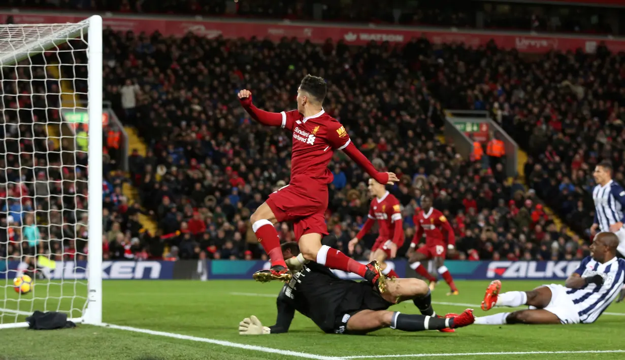 Pemain Liverpool, Roberto Firmino gagal mencetak gol ke gawang West Bromwich Albion pada laga pekan ke-17 Premier League di Stadion Anfield, Rabu (13/12). Liverpool dibuat frustrasi dengan pertahanan West Brom dan berimbang 0-0. (Peter Byrne/PA via AP)