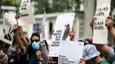 Sejumlah buruh migran membawa poster saat menggelar aksi di depan Kedutaan Besar Malaysia di Jakarta, Selasa (9/8/2022). Mereka menuntut pemerintah Malaysia melakukan perbaikan dan menghentikan berbagai praktik kejam di dalam pusat tahanan imigrasi. (Liputan6.com/Faizal Fanani)