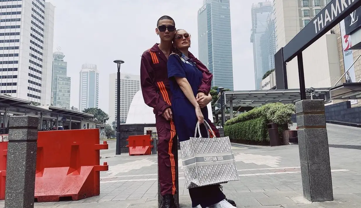 Tak hanya itu saja, Agnez Mo dan Adam Rosyadi juga beberapa kali tampil mesra di berbagai kesempatan. Hal ini pun membuat banyak netizen yang kerap memberikan komentar atas kebersamaan keduanya. (Liputan6.com/IG/@agnezmo)