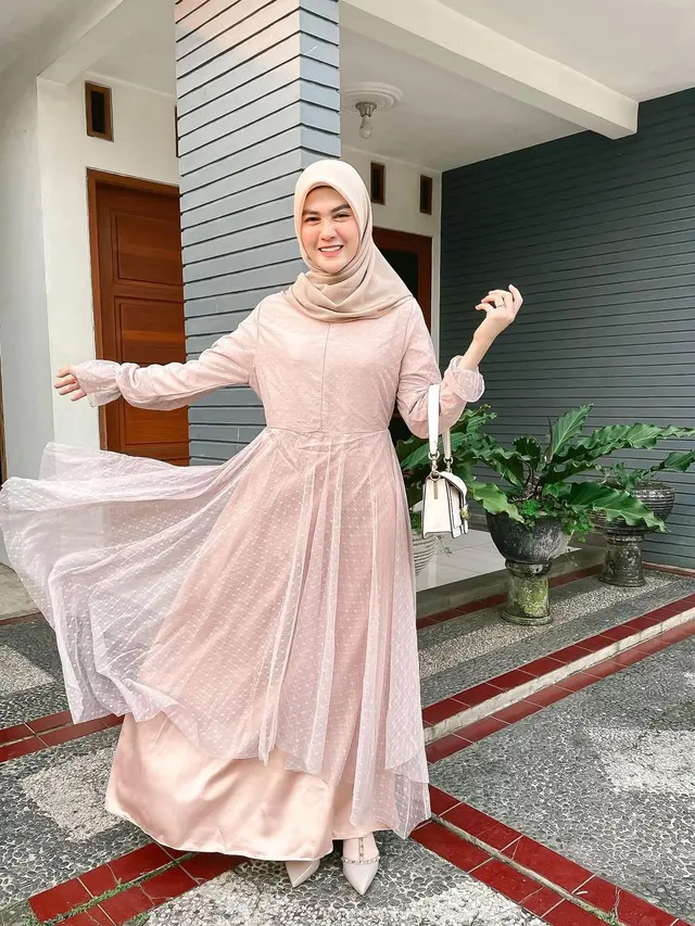 Alvin Faiz Lepas Status Duda, Ini 6 Potret Henny Rahman Sosok Istri Barunya. (Sumber: Instagram/hennyyrahman)