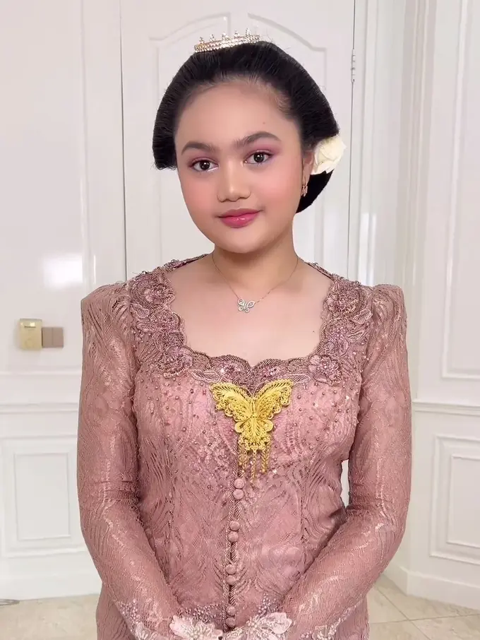 Amora Lemos berkebaya (Instagram/krisdayantilemos)