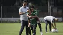 Pemain Timnas Indonesia, Riko Simanjuntak, menggendong Evan Dimas saat latihan di Lapangan ABC Senayan, Jakarta, Selasa (20/11). Latihan ini persiapan jelang laga Piala AFF 2018 melawan Filipina. (Bola.com/Vitalis Yogi Trisna)