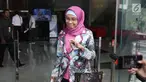 Direktur Produksi PT Garuda Indonesia Puji Nur Handayani meninggalkan Gedung KPK, Jakarta, Rabu (21/3). Puji diperiksa dalam kasus dugaan suap pengadaan pesawat dan mesin pesawat dari Airbus S.A.S dan Rolls-Royce P.L.C. (Liputan6.com/Herman Zakharia)