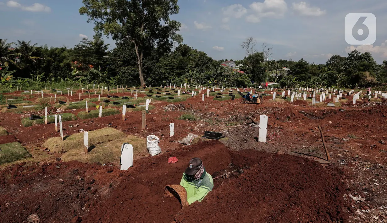 Petugas Suku Dinas Pertamanan dan Pemakaman mengali makam di TPU Pondok Rangon, Jakarta, Rabu (17/6/2020).  Meski  Fase pertama PSBB transisi di Ibukota diberlakukan pertambahan pasien terus meningkat sampai hari ini. (Liputan6.com/Johan Tallo)
