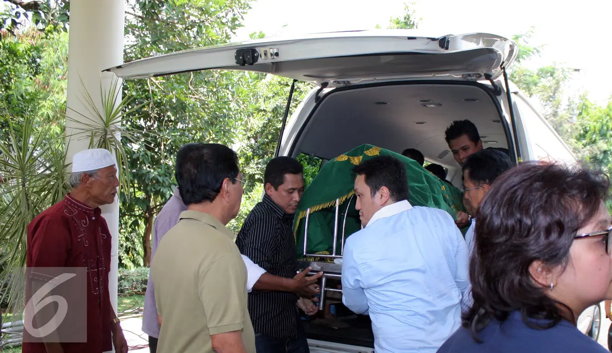 Keluarga dan kerabat saat membawa jenazah pengacara senior Adnan Buyung Nasution dikediamannya di kawasan Lebak Bulus, Jakarta, Rabu (23/9/2015). Adnan menghembuskan napas terakhir pada pagi tadi pukul 10.15 WIB. (Liputan6.com/Helmi Afandi)