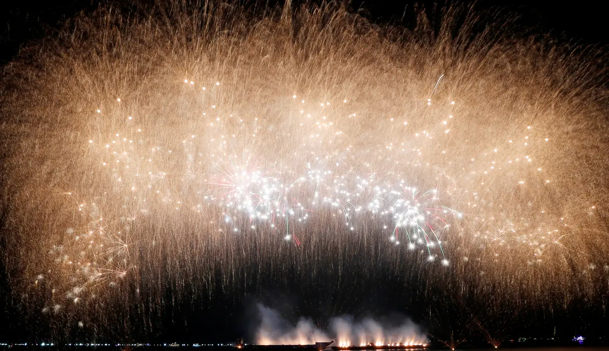 Pertunjukan kembang api dari Alessi Fuochi Artificiali asal Italia pada Kompetisi Pyromusical Internasional di Manila, Filipina, Sabtu (10/3). Sejumlah produsen kembang api dari beberapa negara berpartisipasi di kompetisi tahunan ini. (AP/Bullit Marquez)