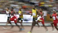 Usain Bolt (tengah) saat berlomba di nomor final lari 100m final Kejuaraan Dunia Atletik 2015 di Stadion Nasional Beijing, Tiongkok. (23/8/2015). (Reuters/Phil Noble) 