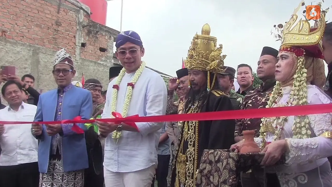 Bupati Lampung Selatan, Radityo Egi Pratama saat melepas kirab paway budaya di Desa Fajar Baru, Kecamatan Jati Agung. Foto : (Liputan6.com/Ardi).