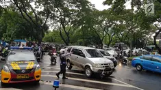 Petugas mengarahkan kendaraan yang melintasi kawasan SCBD usai balkon BEI ambruk, Jakarta, Senin (15/1). Ambruknya atap lobi balkon Bursa Efek Indonesia (BEI) membuat lalu lintas di sekitar SCBD macet. (Liputan6.com/Herman Zakharia)