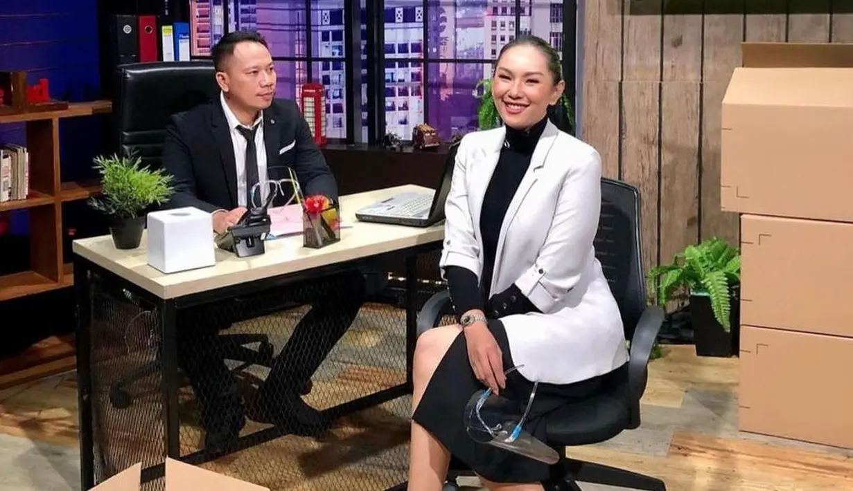 Seperti melansir Kapanlagi.com, Vicky yang ditemui di kediamannya di Bekasi, Jawa Barat, menceritakan persiapannya menuju hari pernikahan. Ia mengatakan, akan melibatkan Ivan Gunawan dalam merancang busana pengantinnya. (Instagram/vickyprasetyo777)