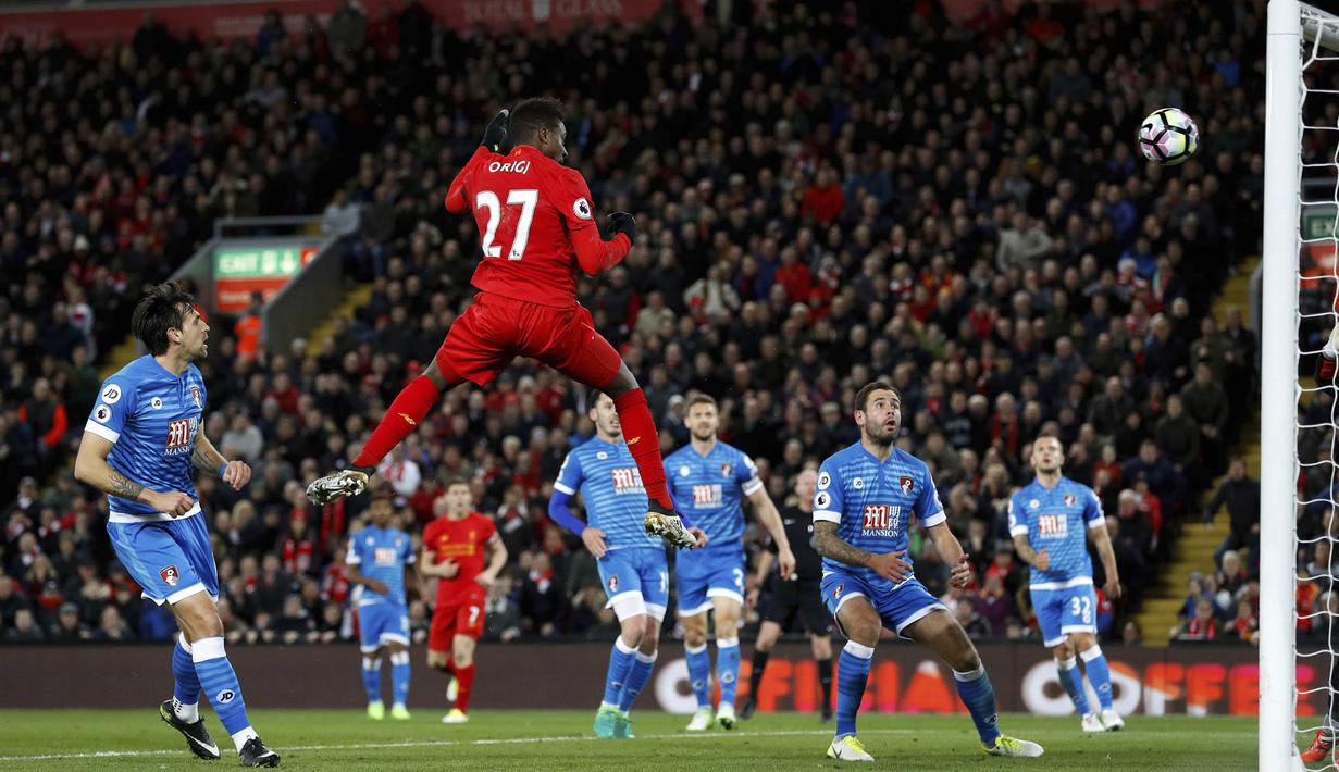Striker Liverpool, Divock Origi, mencetak gol dengan tandukan kepalanya. Pada laga tersebut Liverpool memakai skema 4-3-3 sementara Bournemouth memakai formasi 4-5-1. (AP/Martin Rickett).