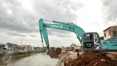 Pekerja menyelesaikan proyek normalisasi sungai Ciliwung di kawasan Bukit Duri, Jakarta, Rabu (8/2). Normalisasi sungai Ciliwung terus dikebut, pihak kontraktor terus menyelesaikan sheetpile dan dinding parapet.(Liputan6.com/Yoppy Renato)