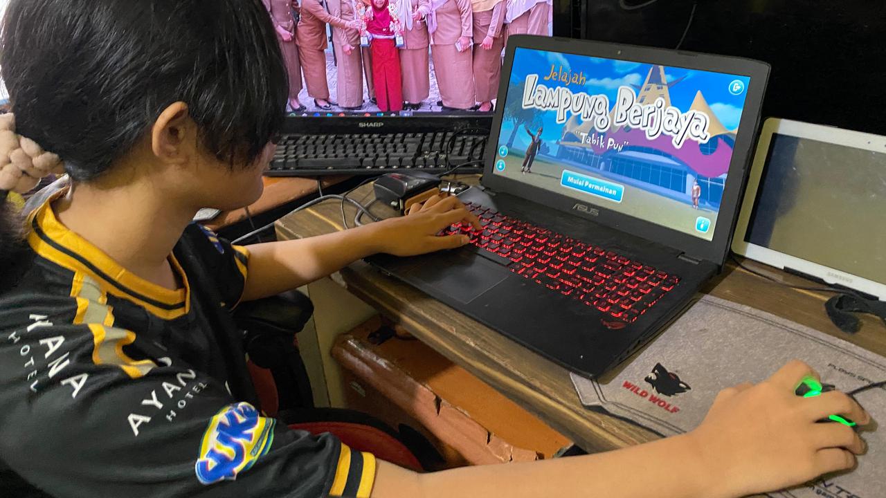 Fitria Khasanah, siswi SD pembuat game online edukasi tema toleransi dan sejarah Lampung. Foto : (Liputan6.com/Ardi)