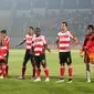 Para Pemain Madura United tengah bersiap melawan Persiba Balikpapan pada laga Torabika SC2016 di Stadion Gelora Bangkalan, Senin(13/6/2016).  (Bola.com/Nicklas Hanoatubun)