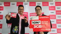 Deputy CEO Smartfren Djoko Tata Ibrahim dan Chief Brand Officer Smartfren Roberto Saputra meluncurkan kartu perdana 1ON+ dan kartu vocher data Rp 7500. (Foto: Smartfren).