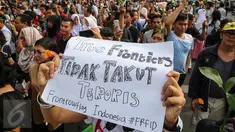 Sejumlah warga bersama organisasi masyarakat menggelar aksi solidaritas di Sarinah, Jakarta, Jumat (14/1/2016). Aksi '#KAMITIDAKTAKUT' menyerukan persatuan diantara masyarakat Indonesia untuk tidak takut aksi terorisme. (Liputan6.com/Faizal Fanani)