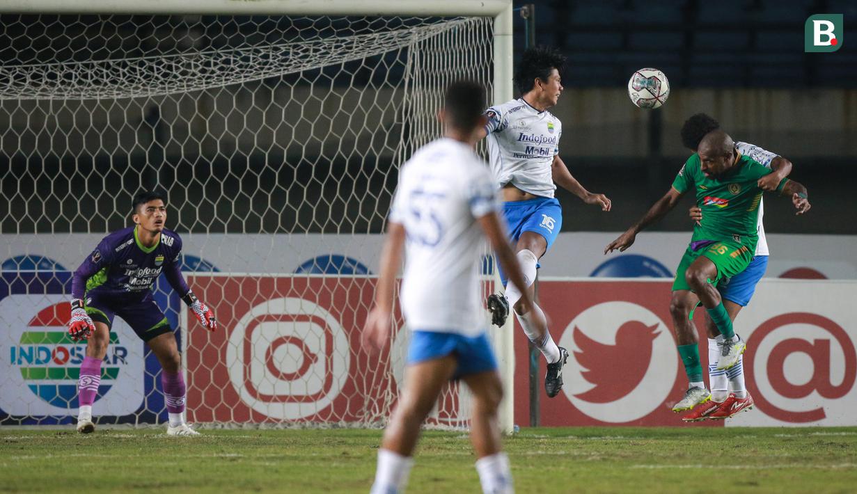 PSS Sleman secara mengejutkan mampu mencetak gol lebih dulu di menit ke-53 lewat tandukan kepala Boaz Solossa. Achmad Jufriyanto gagal menghalau bola umpan dari serangan pemain PSS Sleman dan jatuh persis di kepala Boaz Solossa. (Bola.com/Bagaskara Lazuardi)