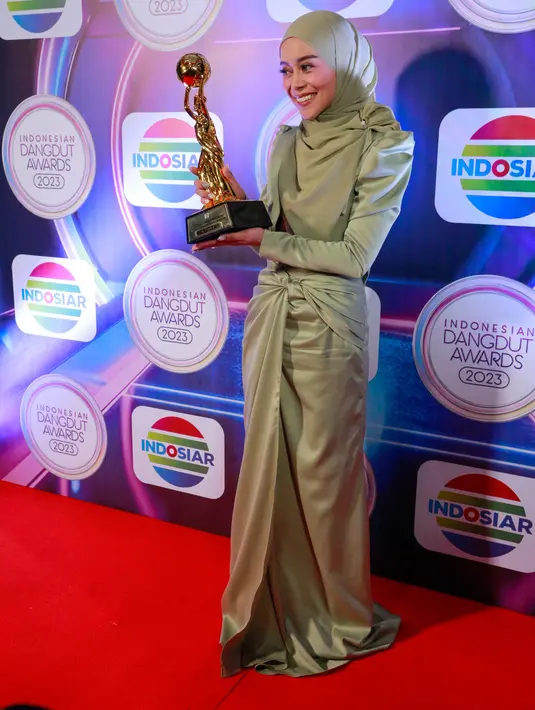 Dalam ajang ini, penyanyi kelahiran Cianjut 24 tahun silam itu masuk lima nominasi. Diantaranya, Kategori Penyanyi Dangdut Solo Wanita Terpopuler, Kategori Lagu Dangdut Terpopuler “Insan Biasa”, Kategori Video Klip Dangdut Terpopuler “Insan Biasa”, Kategori Penampilan Kostum Terbaik dan Kategori Sosial Media Darling. [Foto: Muhammad Akrom Sukarya/KapanLagi.com]