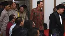 Basuki Tjahaja Purnama (Ahok) memasuki ruang sidang di Auditorium Kementan, Jakarta, Selasa (31/1). Dalam sidang ke delapan kali ini Ketua MUI, KH Ma'ruf Amin menjadi salah satu saksi yang dihadirkan ke muka persidangan. (Liputan6.com/Seto Wardhana/Pool)