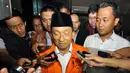 Tersangka Fuad Amin Imron saat menjawab pertanyaan wartawan yang menunggunya di Gedung KPK, Jakarta, Selasa (2/12/2014). (Liputan6.com/Miftahul Hayat)