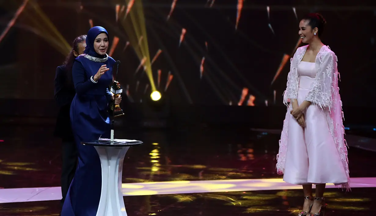 Film 'Surga yang Tak Dirindukan' memborong beberapa penghargaan. Selain film terbaik, pemerannya juga mendapatkan sebagai aktor dan aktris terbaik versi IBOMA 2016. (Deki Prayoga/Bintang.com)