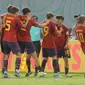 Selebrasi para pemain Timnas Spanyol U-17 setelah Quim Junyent (kedua kanan) mencetak gol pertama ke gawang Jepang U-17 dalam pertandingan babak 16 Besar Piala Dunia U-17 di Stadion Manahan, Solo, Senin (20/11/2023). (Bola.com/Arief Bagus)