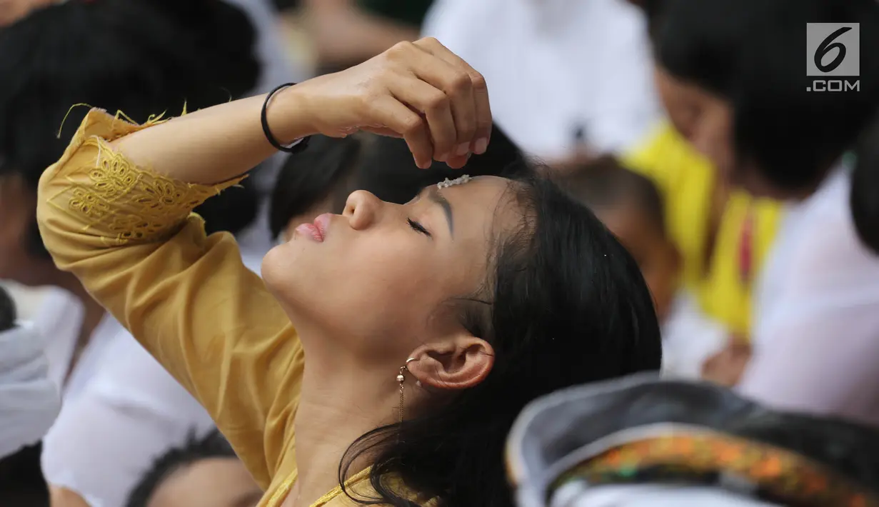 Sejumlah umat Hindu melakukan rangkaian upacara Tawur Kesanga di Pura Aditya Jaya, Rawamangun, Jakarta, Jumat (16/3). Hari Tawur Kesanga dan Pangerupukan adalah hari terakhir umat boleh beraktivitas dan menggelar keramaian. (Liputan6.com/Arya Manggala)