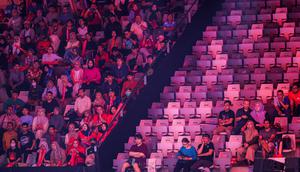 Suasana tribune penonton Istora Gelora Bung Karno dalam hari pertama penyelenggaraan Indonesia Open 2025, Selasa (3/6/2025). (Bola.com/Bagaskara Lazuardi).