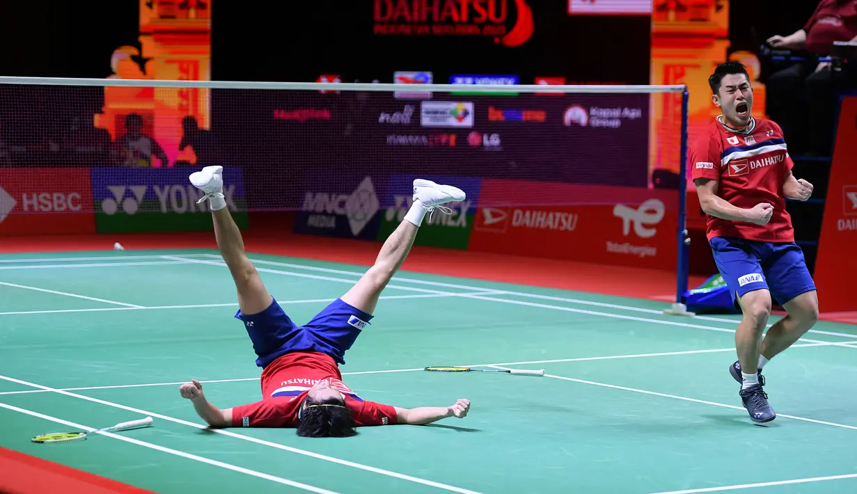 Pasangan ganda putra Jepang Takuro Hoki (kanan) dan Yugo Kobayashi melakukan selebrasi usai mengalahkan pasangan ganda putra Indonesia Kevin Sanjaya Sukamuljo dan Marcus Fernaldi Gideon pada babak final Indonesia Masters 2021 di Nusa Dua, Bali, Minggu (21/11/2021). (HUMAS PP PBSI)