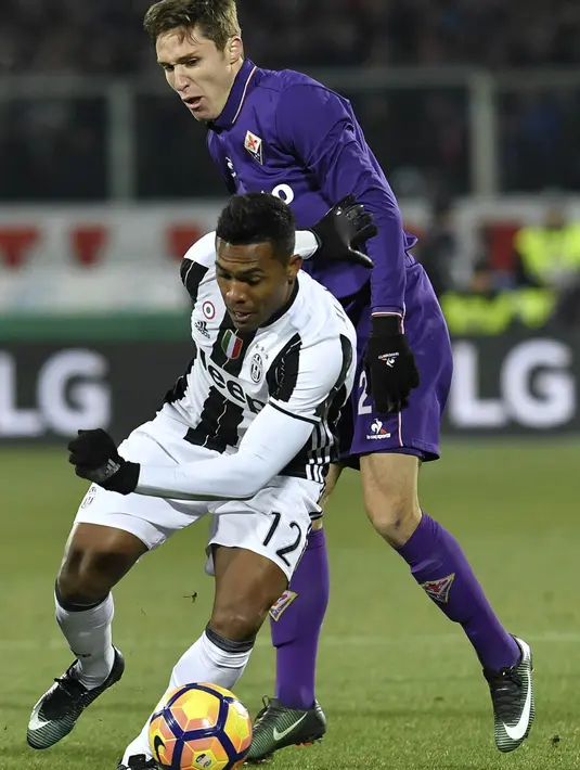Bek sayap Juventus, Alex Sandro, berusaha melewati hadangan pemain Fiorentina. Kemenangan ini mengantar Fiorentina naik ke peringkat delapan Liga Italia, sementara Juventus tetap berada pada puncak klasemen. (AFP/Andreas Solaro)