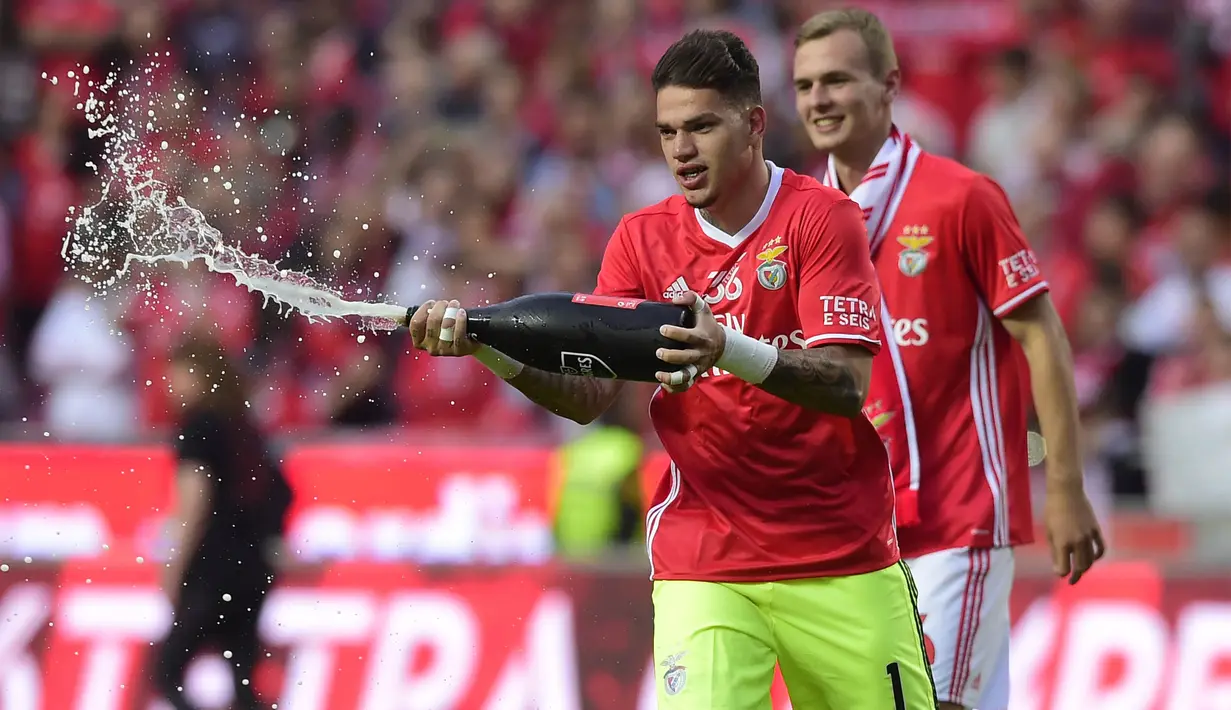 Kiper Benfica, Ederson Moraes, merayakan keberhasilan meraih gelar Piala Portugal usai mengalahkan Victoria SC di Stadion Luz, Lisbon, Sabtu (13/5/2017). (AFP/Miguel Riopa)