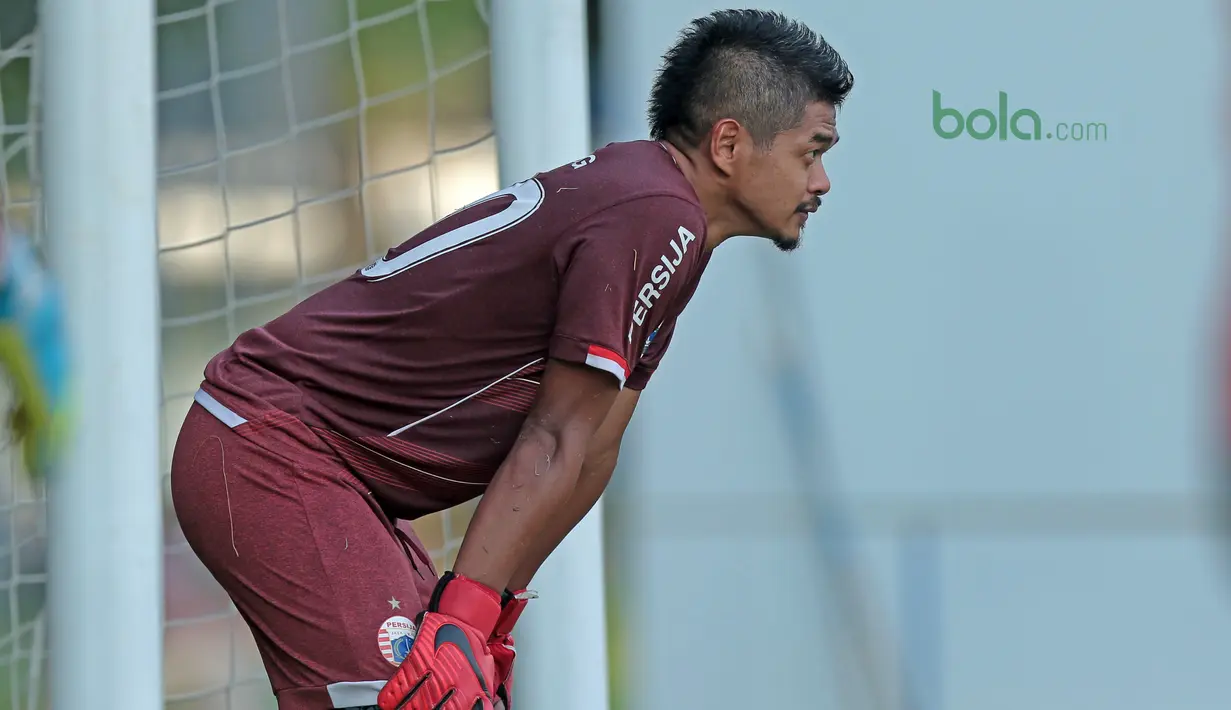 Gaya Bambang Pamungkas menjadi kiper saat berlatih di Lapangan ABC, Senayan, Jakarta (09/04/2018). Persija akan melawan JDT pada PIala AFC 2018. (Bola.com/Nick Hanoatubun)