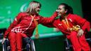 Atlet Indonesia, Ni Nengah Widiasih memeluk peraih emas asal Turki, Nazmiye Muratli di podium juara cabang angkat berat Paralimpiade 2016 Rio de Janeiro, Kamis (8/9). Ni Nengah mempersembahkan medali pertama untuk Indonesia. (REUTERS/Ueslei Marcelino)
