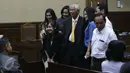 Terpidana suap hakim Pengadilan Tata Usaha Negara Medan Otto Cornelis Kaligis berfoto bersama kenalannya di sela-sela sidang Peninjauan Kembali (PK) di Pengadilan Negeri Jakarta Pusat, Jakarta, Senin (13/3). (Liputan6.com/Helmi Afandi)