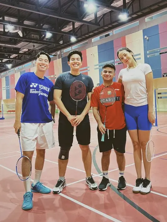 <p>Saat badminton bersama Vidi, Jerome, dan Fadli, Anya terlihat tampil mengenakan tshirt putih dipadukan short pants biru dan sneakers putih hitamnya. @anyageraldine</p>