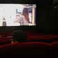 Pengunjung menonton film di salah satu bioskop Cinepolis di Jakarta Jumat (23/10/2020). Sejumlah bioskop di Ibu kota kembali beroperasi setelah mendapatkan izin dari Pemprov DKI Jakarta dengan jumlah penonton dibatasi maksimal 25 persen dari total kapasitas. (Liputan6.com/Faizal Fanani)