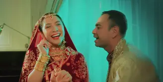 Nagita Slavina dan Raffi Ahmad didapuk menjadi model video klip lagu terbaru Ahmad Dhani dan Raisa. Keduanya pun tampil mengenakan pakaian khas pasangan India. [YouTube Dewa19]
